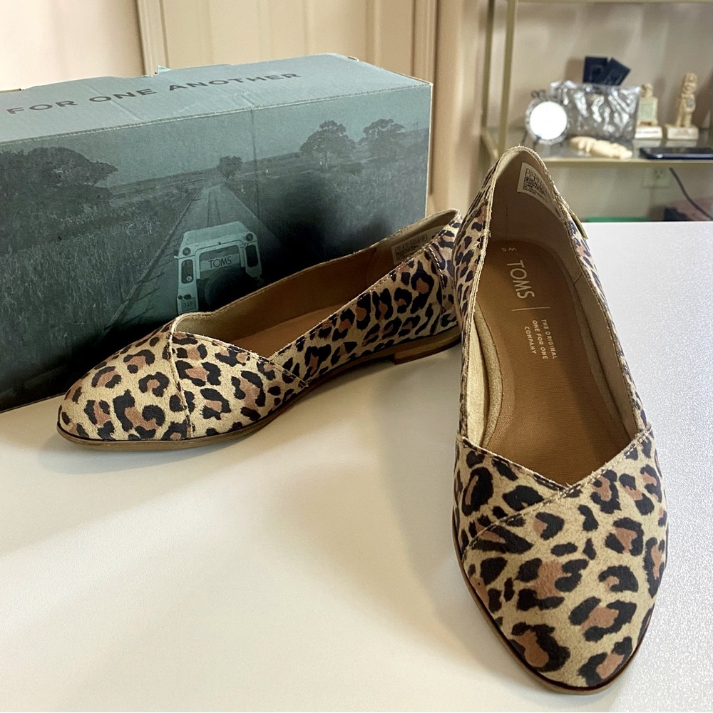 TOMS Julie Almond Toe Suede Flat Size 5 Dust Tan Leopard